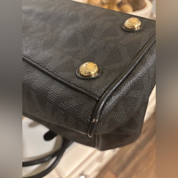 MICHAEL KORS BLACK Shoulder Bag EUC gold MK pendant - Picture 11 of 15